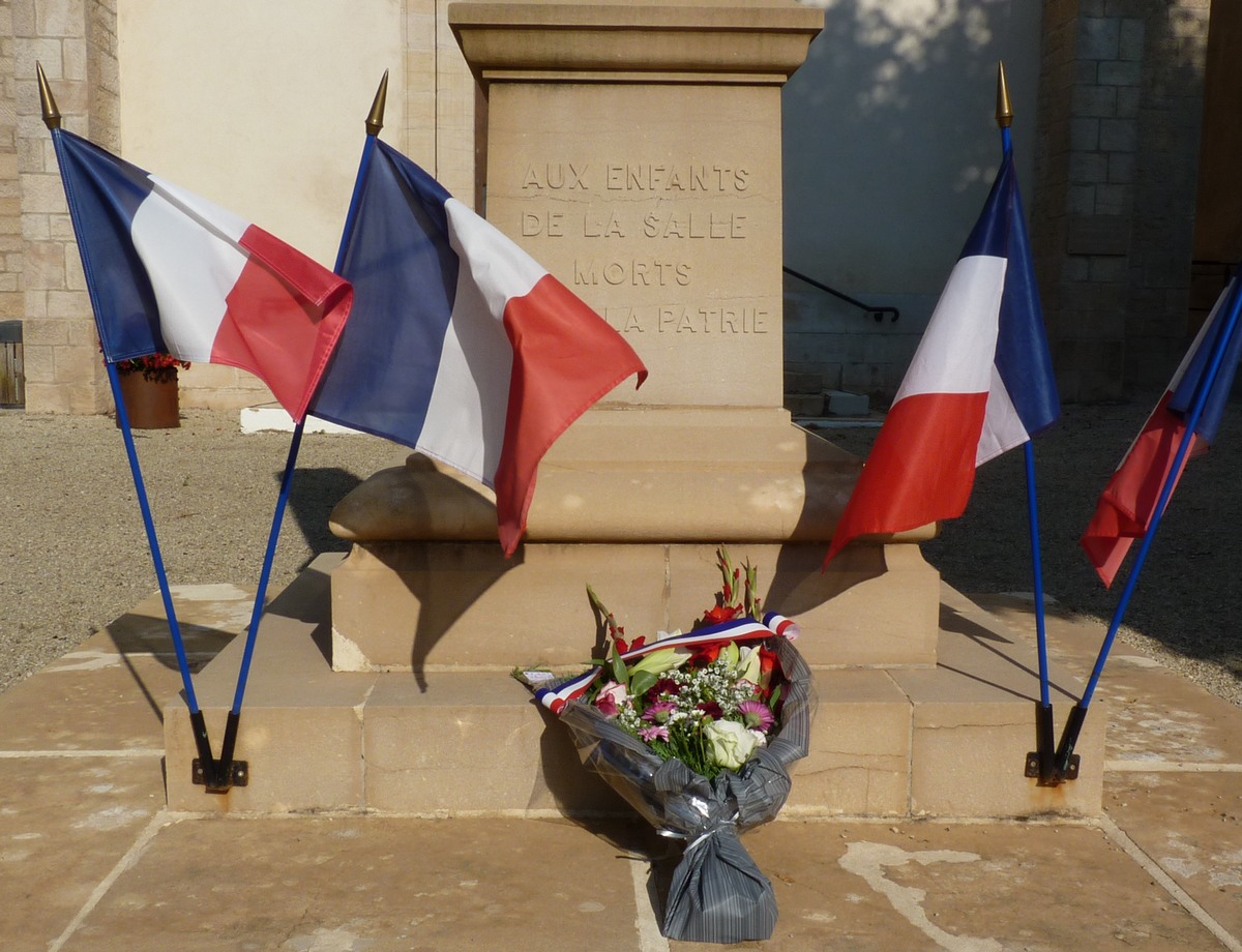 photo de gerbe au monument aux morts