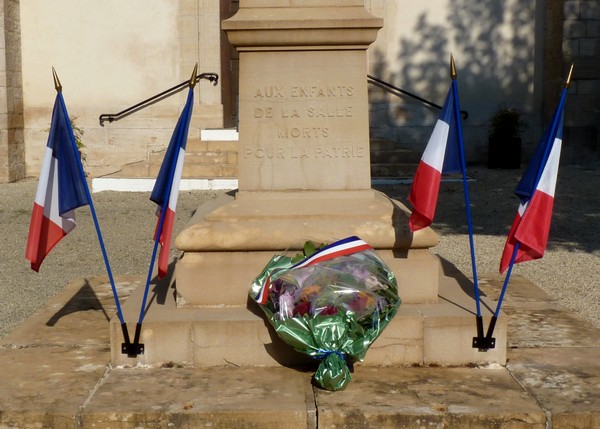 photo du monument aux morts avec la gerbe