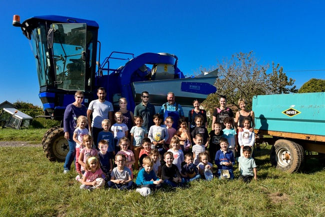 les enfants devant la machine à vendanger