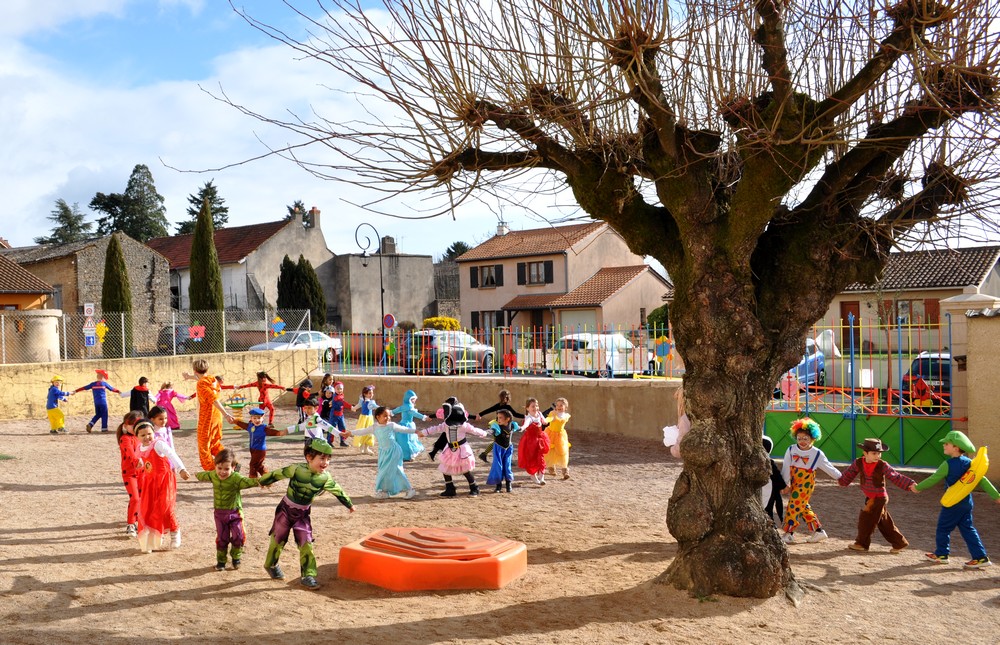 photo des enfants dans la cour