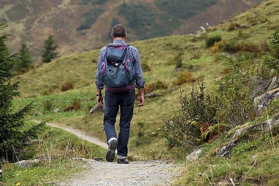 photo d'un homme en randonnée